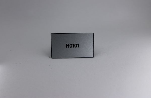 Hovedbilde Skilt for leilighetsnummer, aluimitasjon plate med svart tekst tilpasset lomme Sandbergkassen