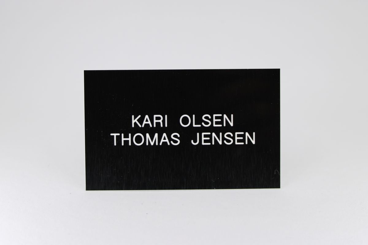 Std postkasseskilt Sandbergkassen, svart plate med hvit tekst