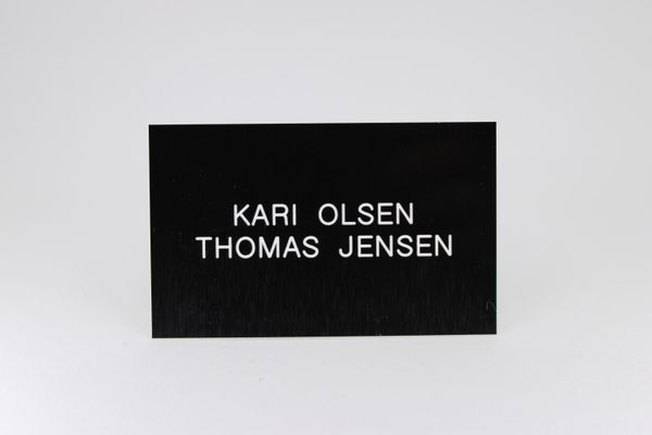 Hovedbilde Std postkasseskilt Sandbergkassen, svart plate med hvit tekst