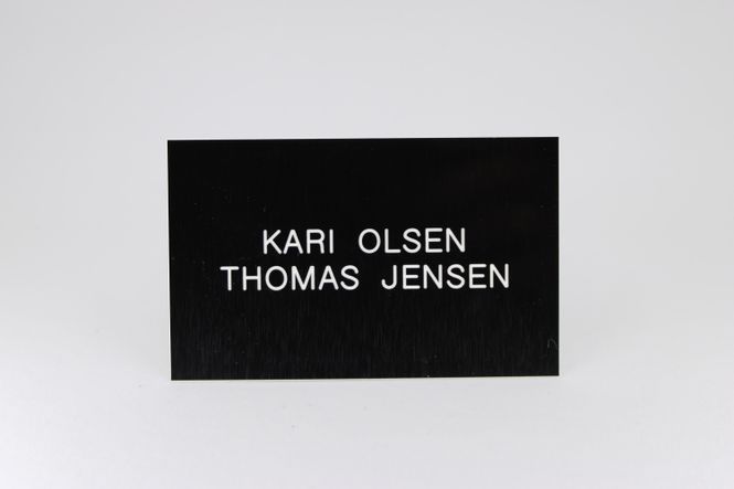 Hovedbilde Std postkasseskilt Sandbergkassen, svart plate med hvit tekst