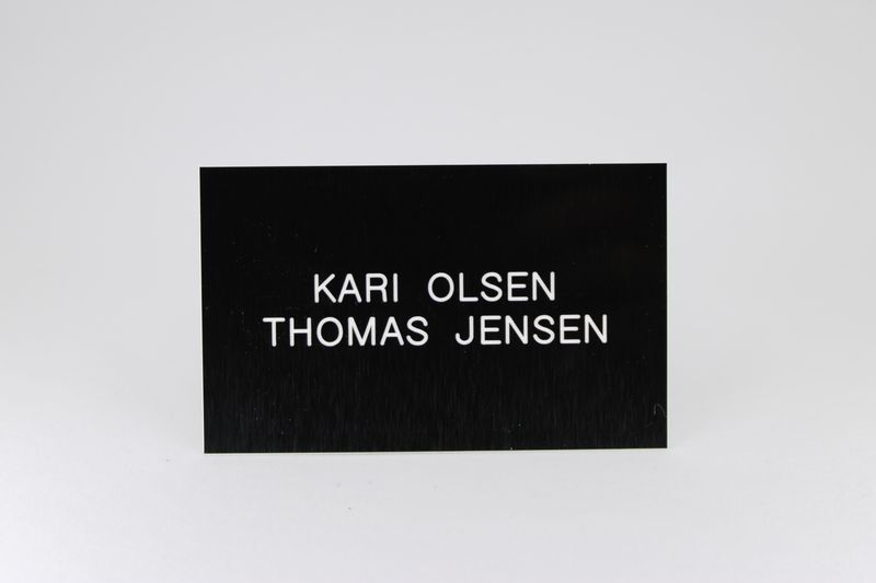 Postkasseskilt Sandbergkassen standard, svart plate med hvit tekst