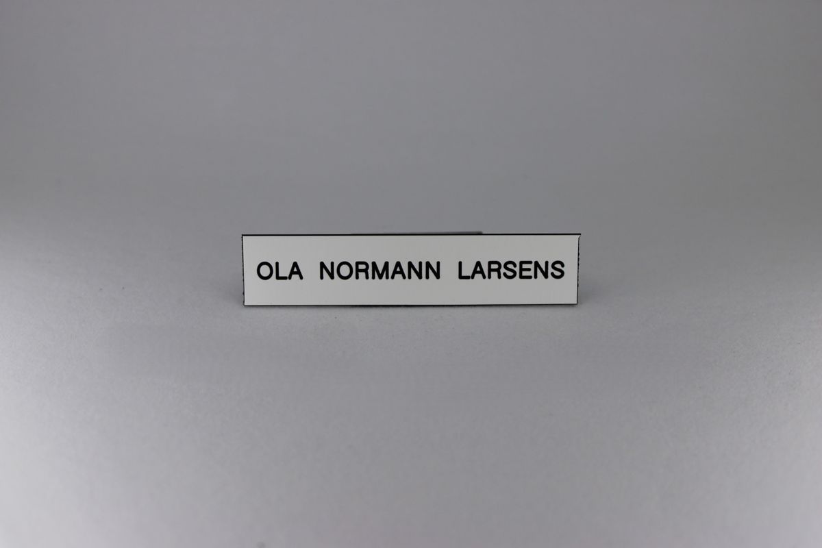 Postkasseskilt 79x17mm, hvit plate med svart tekst