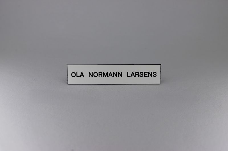 Postkasseskilt 79x17mm, hvit plate med svart tekst